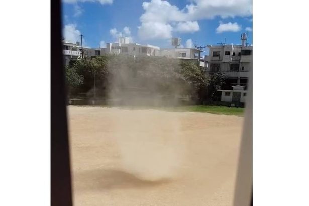 直前にカミナリ　読谷で渦巻き「塵旋風」か　大気不安定、気象台が注意呼びかけ　沖縄