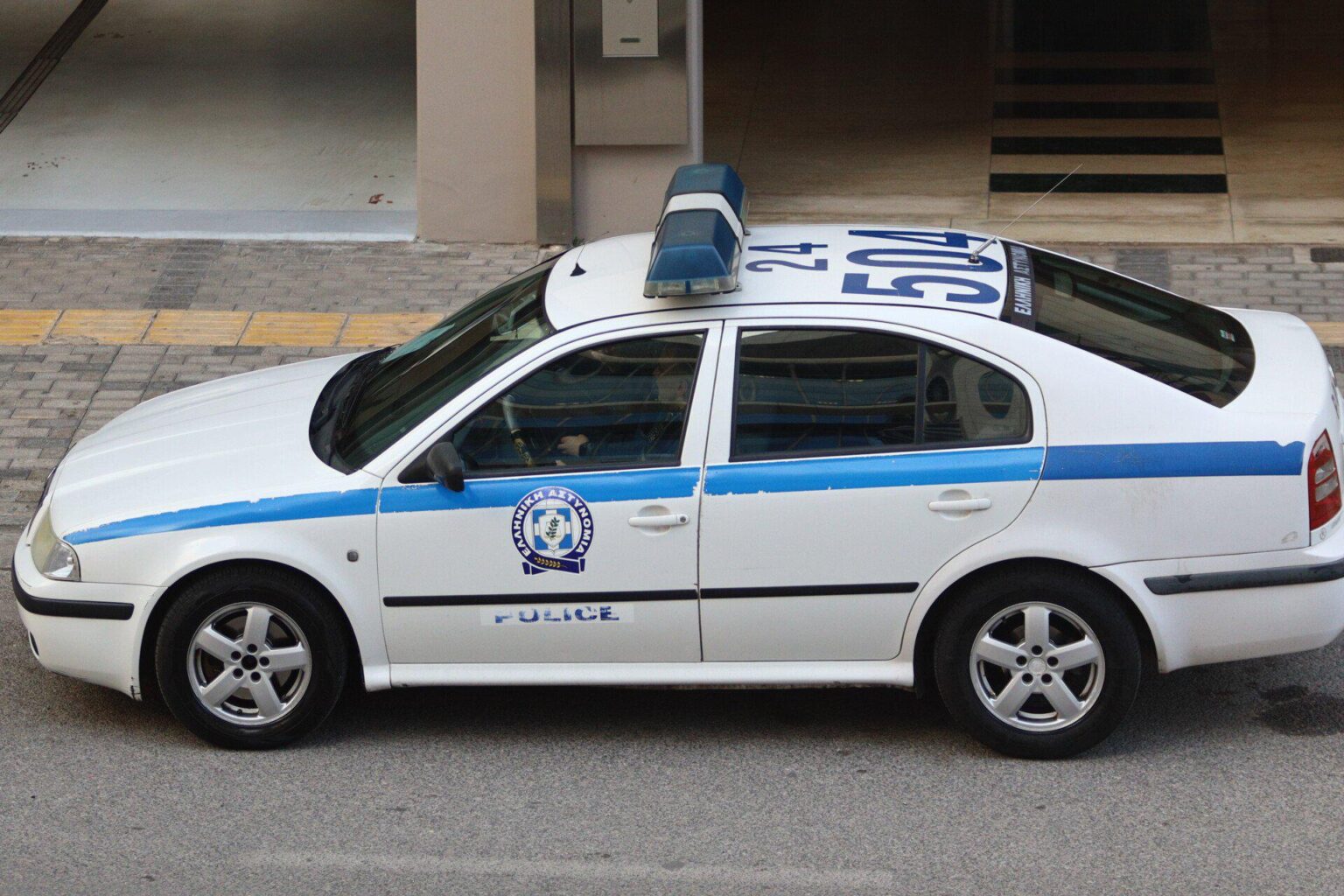 XANTHI：彼が「不法移民」に彼を渡したので、警察官による40歳の誘ductionと野生の暴行