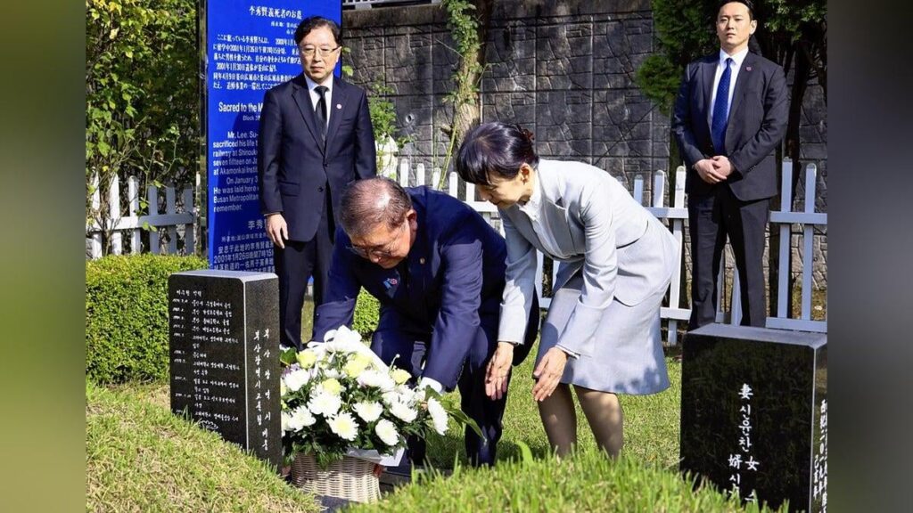 石破首相、新大久保駅事故で犠牲の韓国人留学生の墓前で手合わせる…韓国南部・釜山