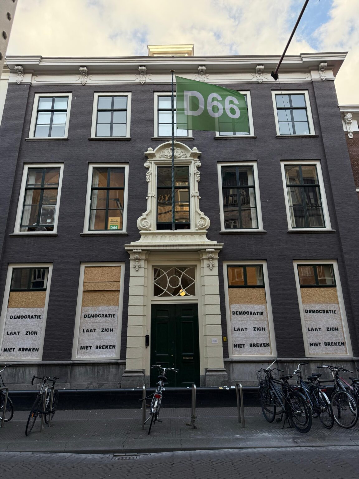 一方、土曜日の攻撃後、D66党機関で。