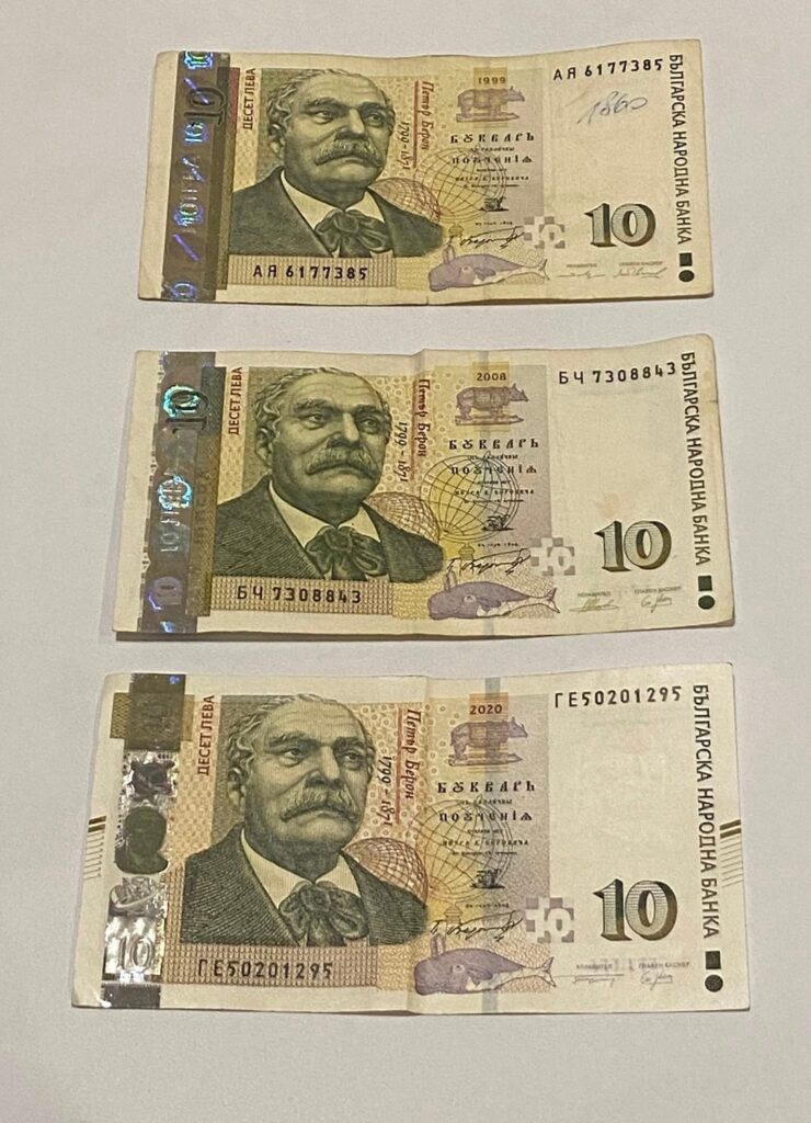私は昨日、ATMにお金を引き出すために行って、彼は私に3世代のデコをくれました（1999、2008、2020）