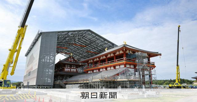 平城宮跡に「東楼」現る　高さ30メートルの巨大屋根、ゆっくり移動 [奈良県]：朝日新聞