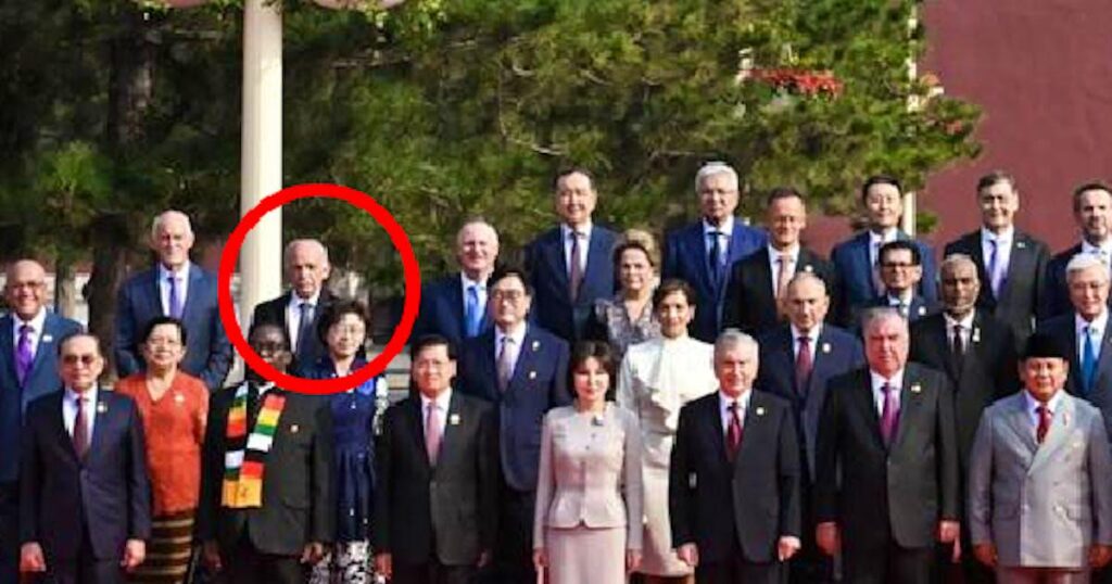 ウエリ・マウラーは、中国の軍事パレードで自分自身を紹介します