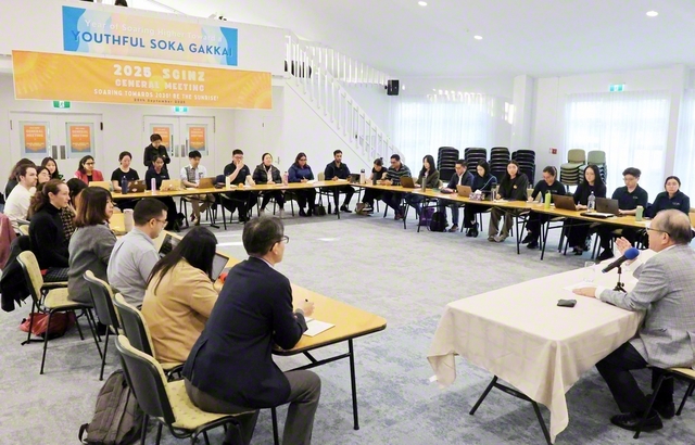 総会の前日に行われたリーダー質問会では、質疑応答を活発に（19日、同会館で）