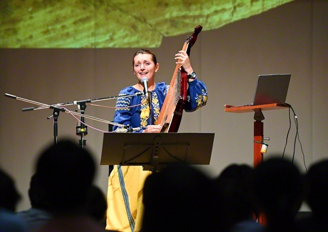 カテリーナ氏が、ウクライナの民謡や日本の名曲を美しく歌い上げた（19日、同）