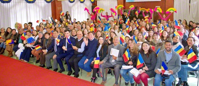 異体同心の団結固く、広布拡大に走るチリの友（チリ文化会館で）