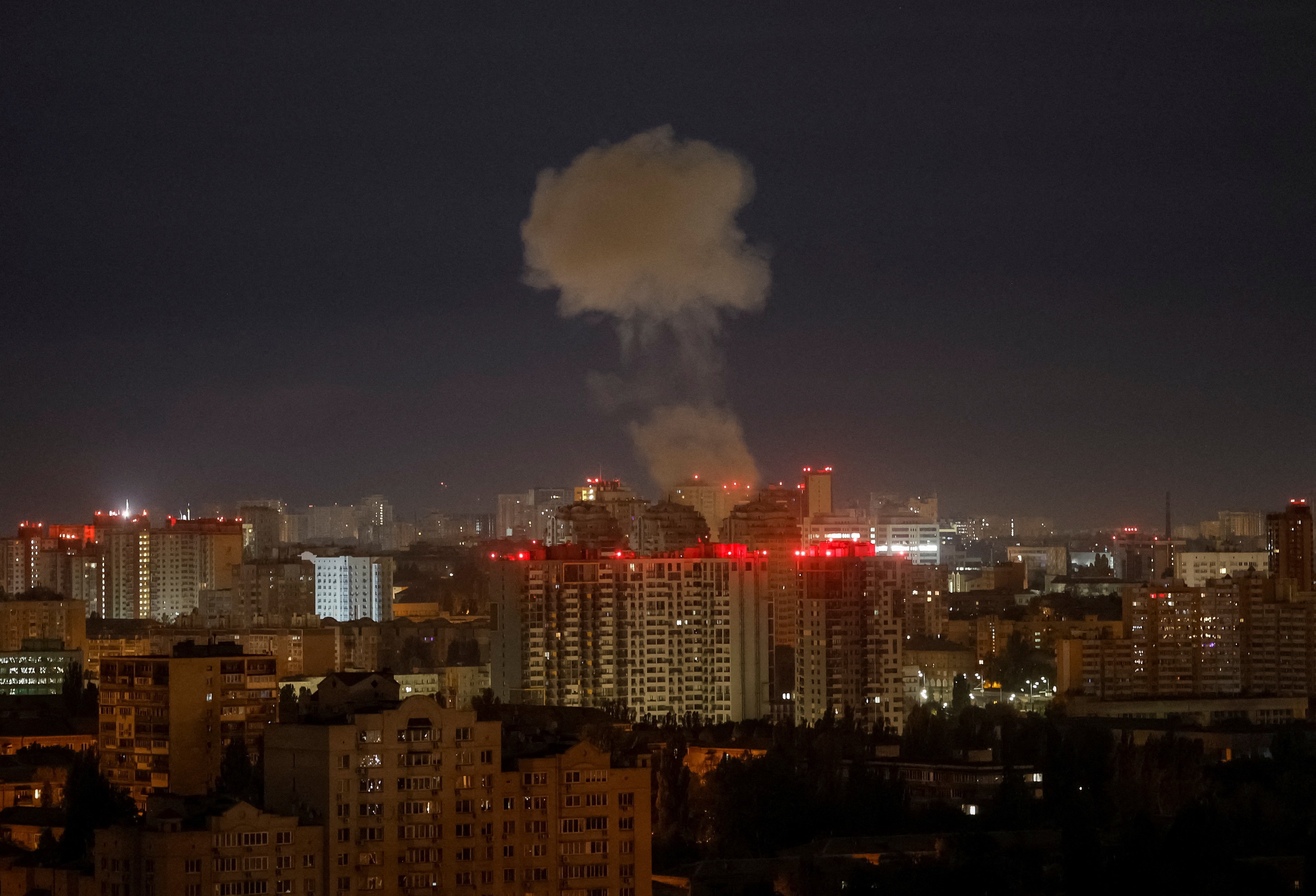 ロシアが無人機とミサイルで大規模空爆、キーウでは少なくとも3人死亡