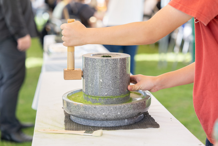 やましろ茶会の石臼挽き体験の画像