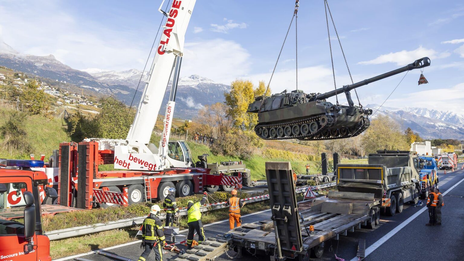 TCSは現在、豪華なタンクをドラッグしています|スイス陸軍の車両は非常に老朽化しているため、軍隊は故障後はほとんどありません。陸軍は現在、TCSを含むプライベートヘルパーを委託しています。