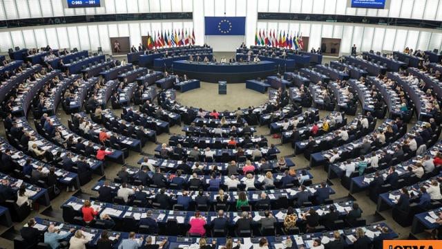 欧州議会はチャーリー・カークの沈黙の瞬間を否定しました：MEPSが席にぶつかり、叫ぶ