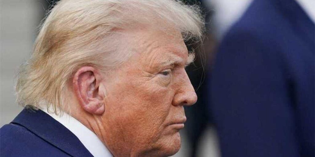 目に見えないトランプの「見習い」クリップの山に座っているマーク・バーネット、ビリー・ブッシュは明らかにします