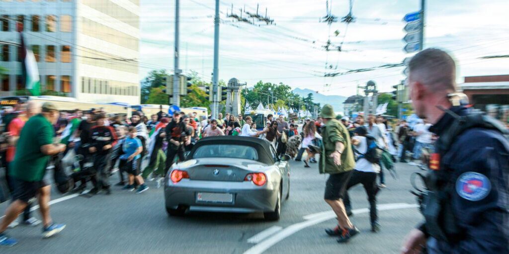 ローザンヌで車をプロパレスチナの抗議に駆り立てた男は、彼の行動を説明しています：彼はそれが気候抗議であると信じていました