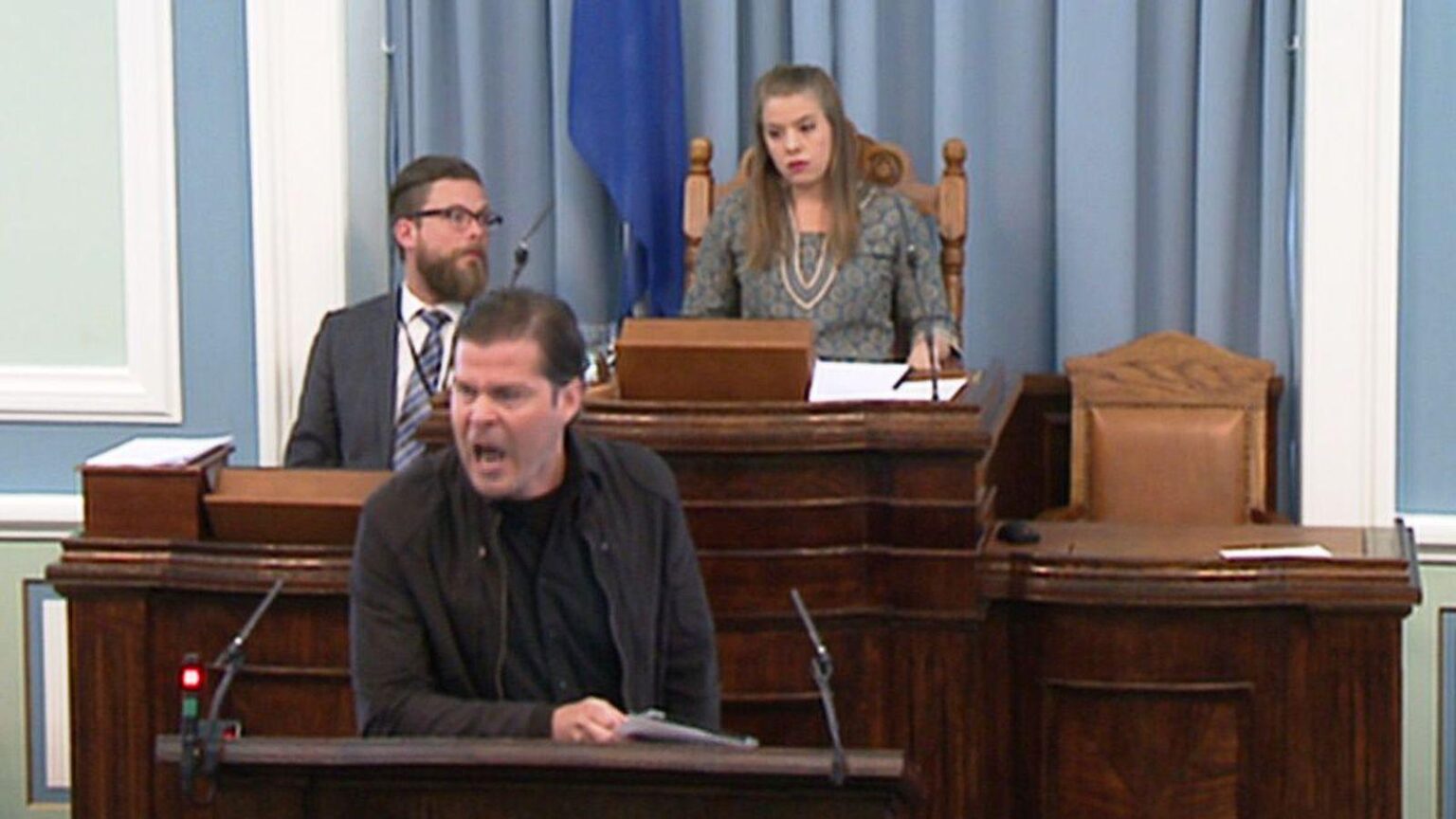 ジョン・þórは議会で自分自身のコントロールを失いました