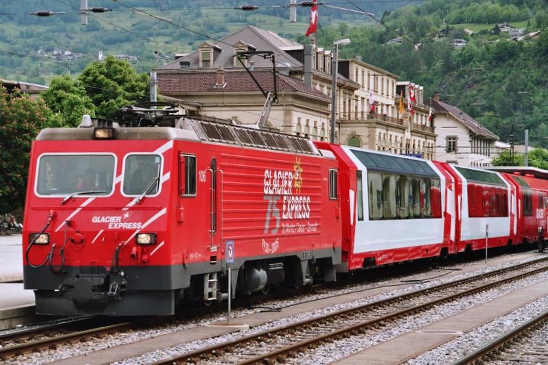 Matterhorn Gotthard鉄道：なぜFurka Pass（Valais -Uri）の下に鉄道トンネルがあるのに、Oberalp Pass（URI -Grisons）の下ではないのはなぜですか？