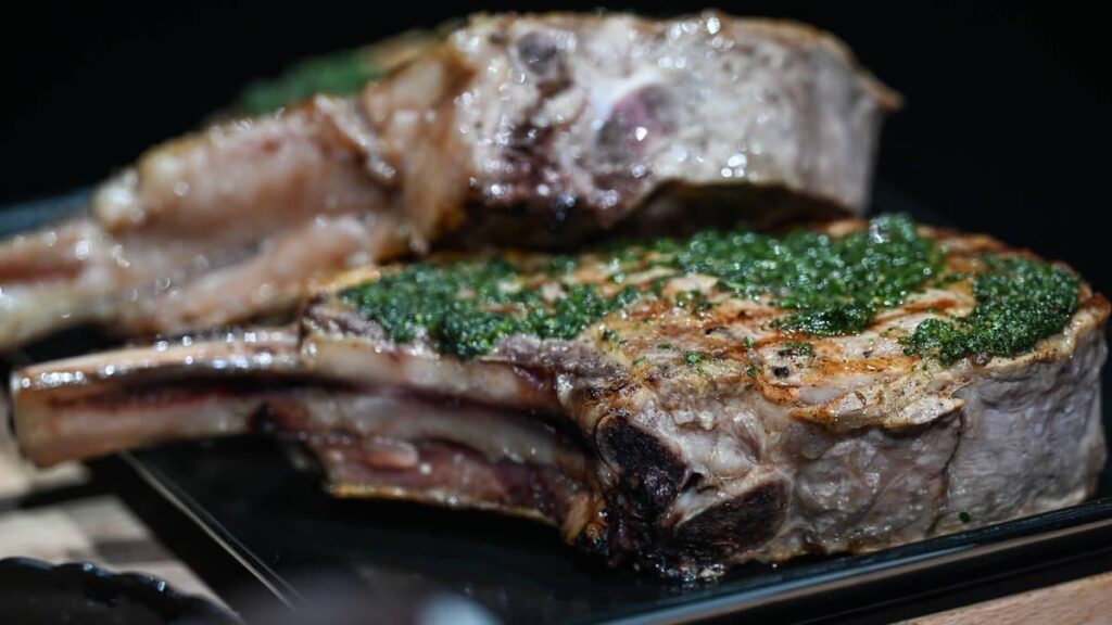 英国のステーキ価格は、牛肉の費用が急上昇し、農民が業界を辞めるにつれて30ポンドに達するように設定されています