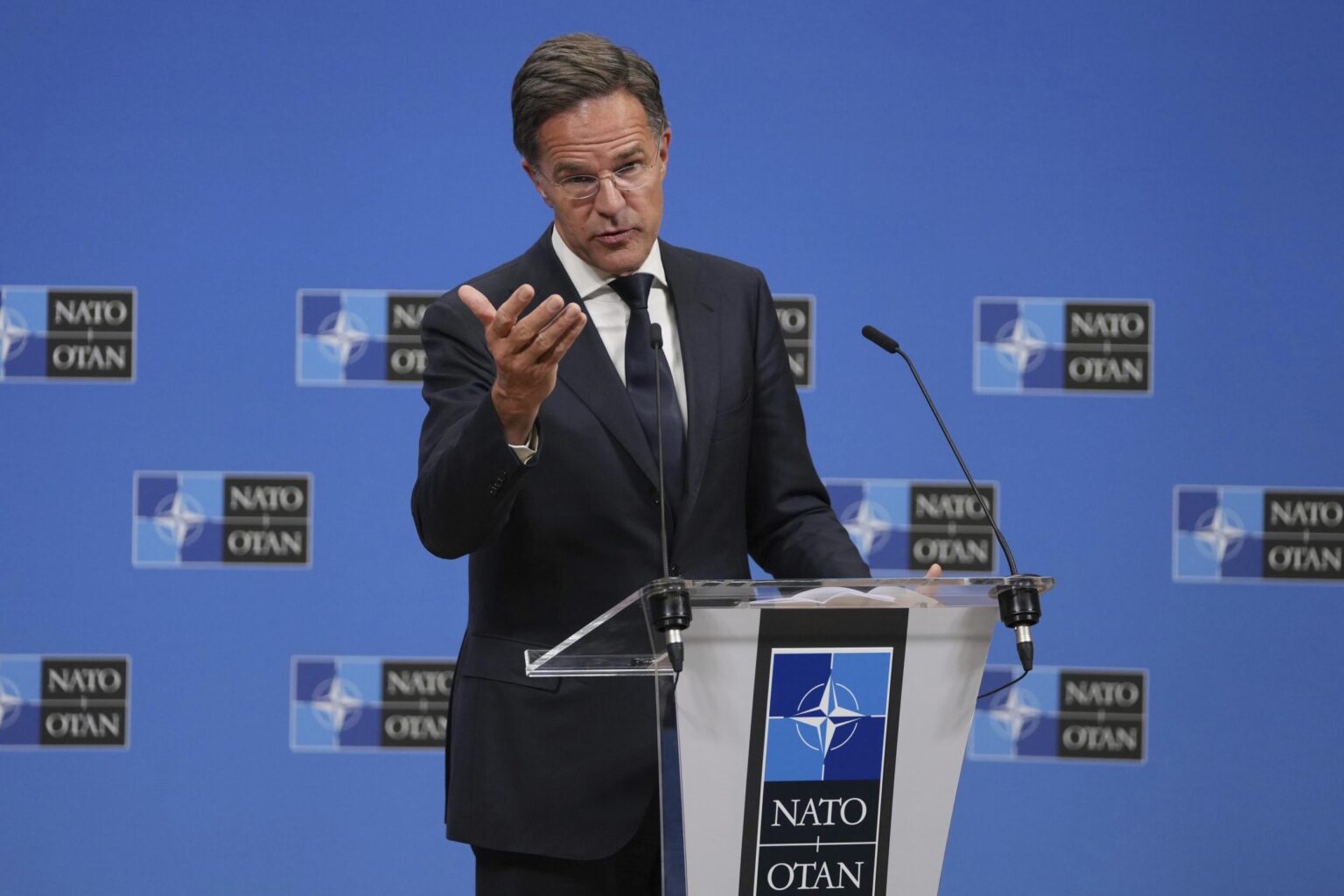 NATOは大規模な発表を行い、ロシアに対する東側の側面をボルスターします