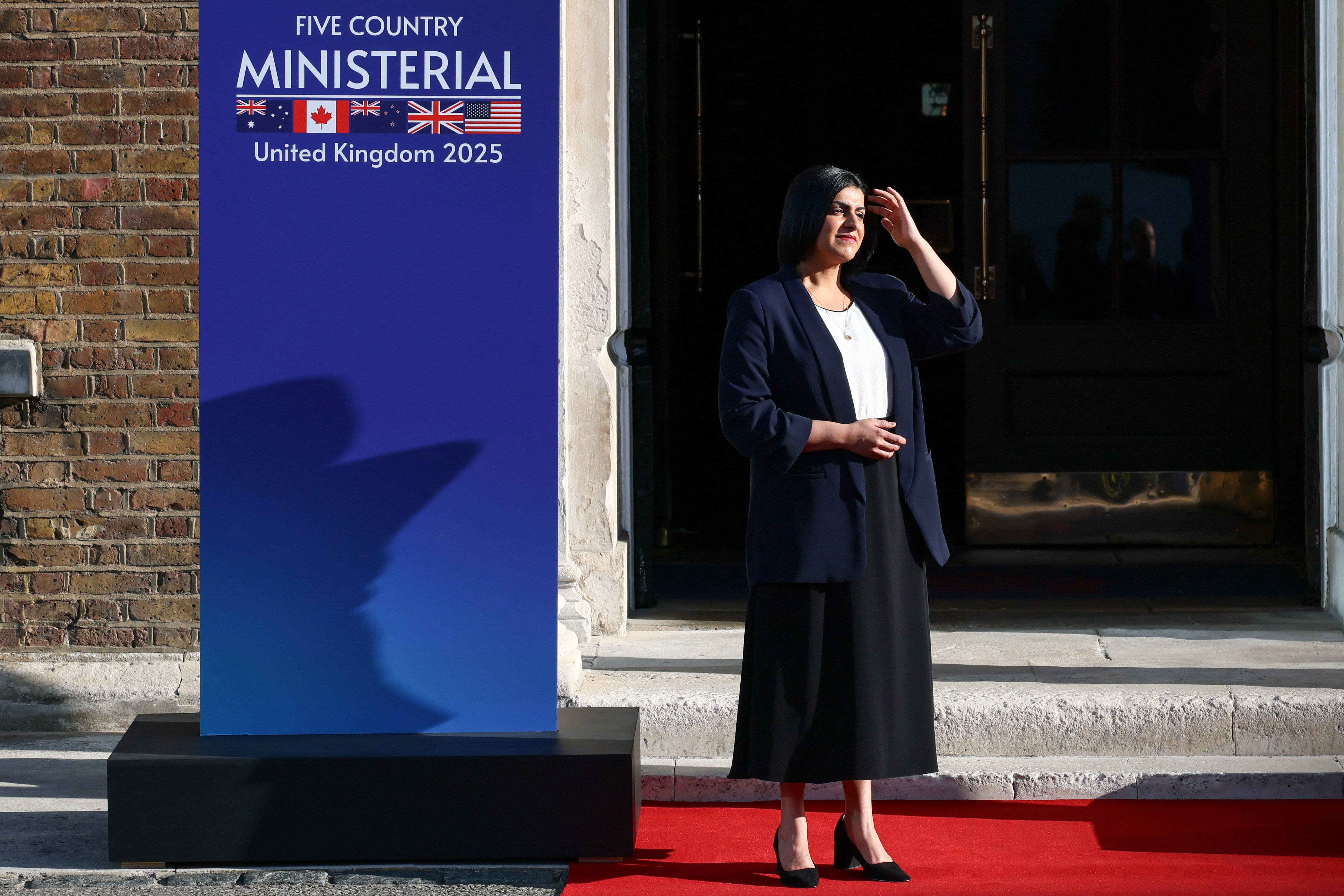 英、移民帰還を受け入れない国へのビザ発給削減も