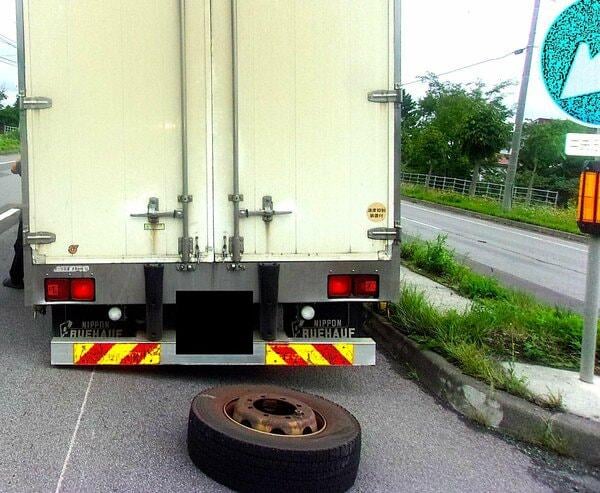 走行中の大型トラックの左後輪からタイヤ脱落…転がり停車中の資源回収車に衝突…運転手は「2か月前にディーラーでタイヤ交換した。運転前に必ずナットの締まり状況は確認していた」と説明＜北海道美唄市＞