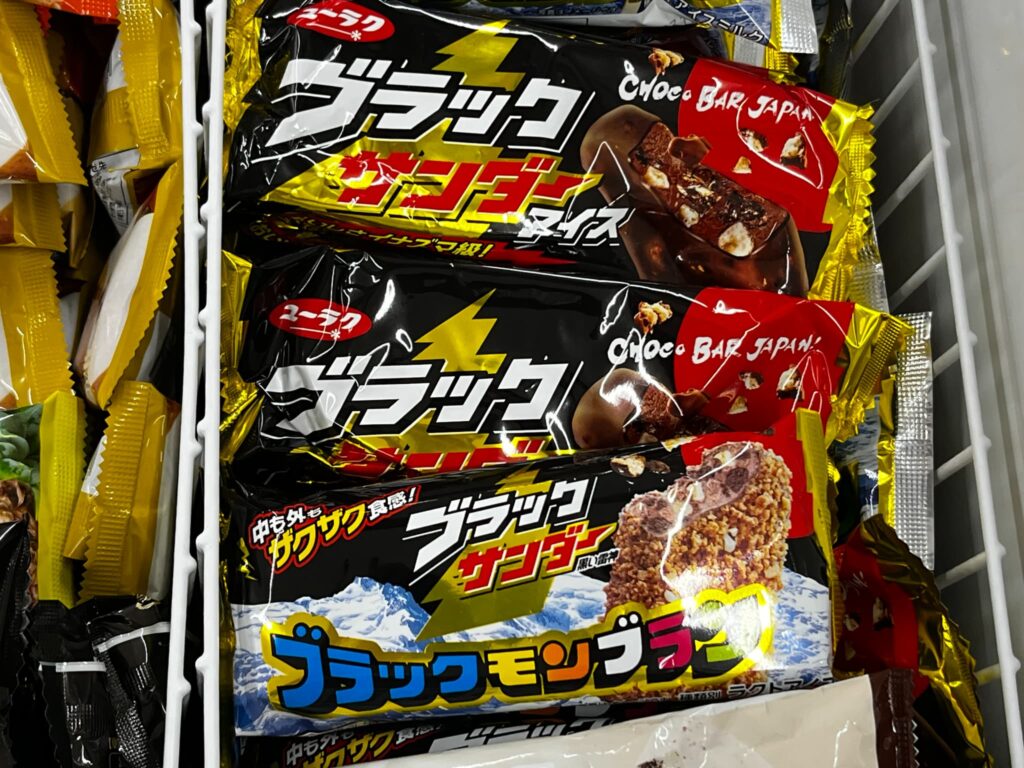 ブラックモンブラン × ブラックサンダー味を発見！コンビニ店頭写真