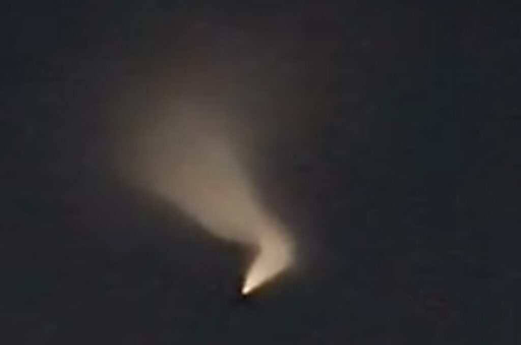 夜明け前の空にゆっくりと動く光の帯　大分市の住民が撮影、識者「ロケットによるもの」 - 大分のニュースなら 大分合同新聞プレミアムオンライン Gate