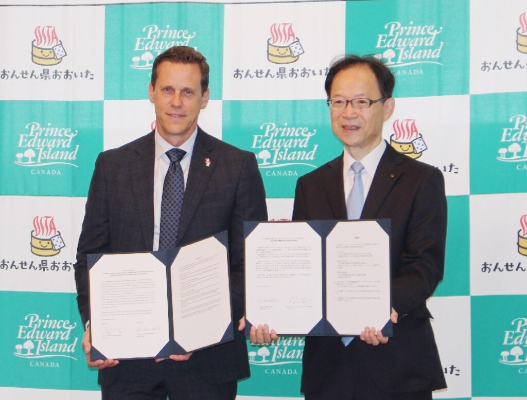 表明書を締結したロブ・ランツ州首相（左）と佐藤樹一郎知事＝２２日、県庁