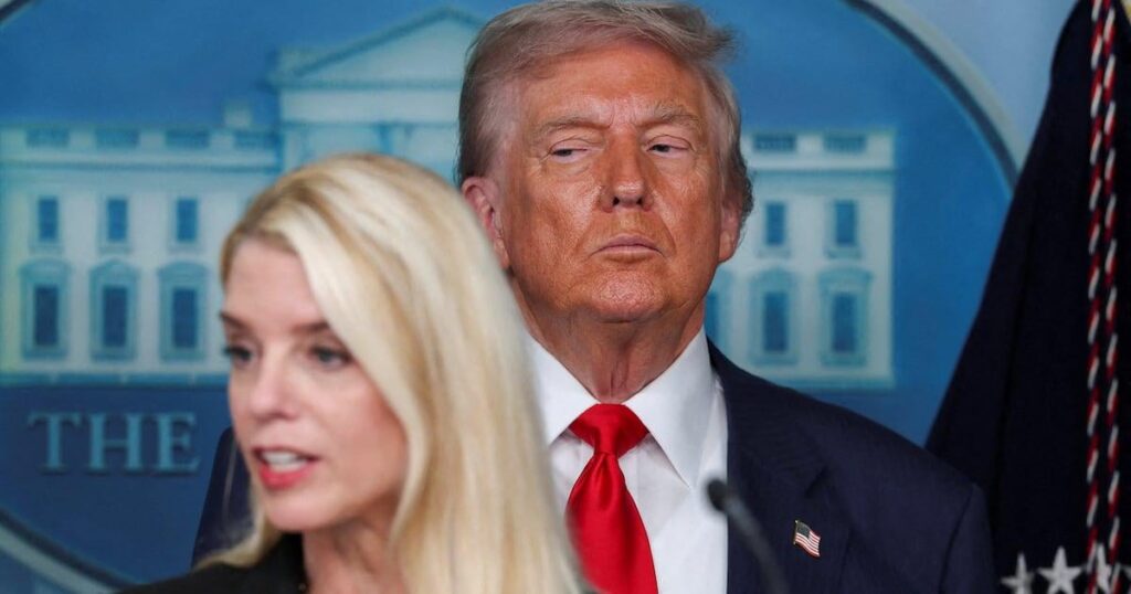 トランプは、ボンダイに敵を閉じ込めるようボンダイに要求させます - 大統領は公開フォーラムで彼の司法長官にとりとめのないメッセージを送りました。