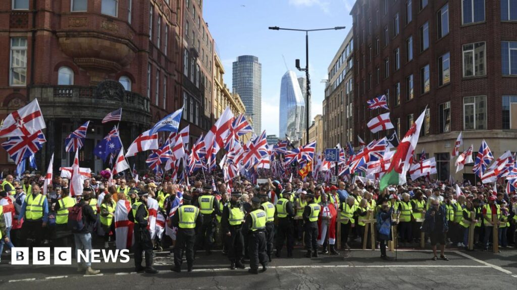「王国を団結させる」：抗議のために何千人もの人がロンドンに集まります