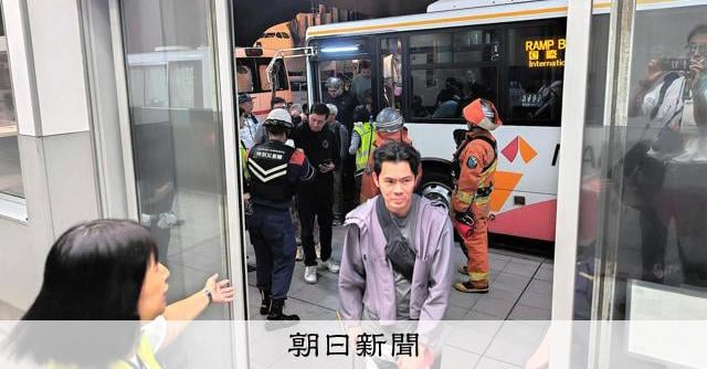 関西空港に緊急着陸、142人機外へ 2人けが「機内がパニックに」