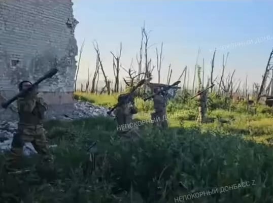 ロシアの兵士が盲目的に火災rpg7熱帯弾頭と想定されるウクライナの位置で