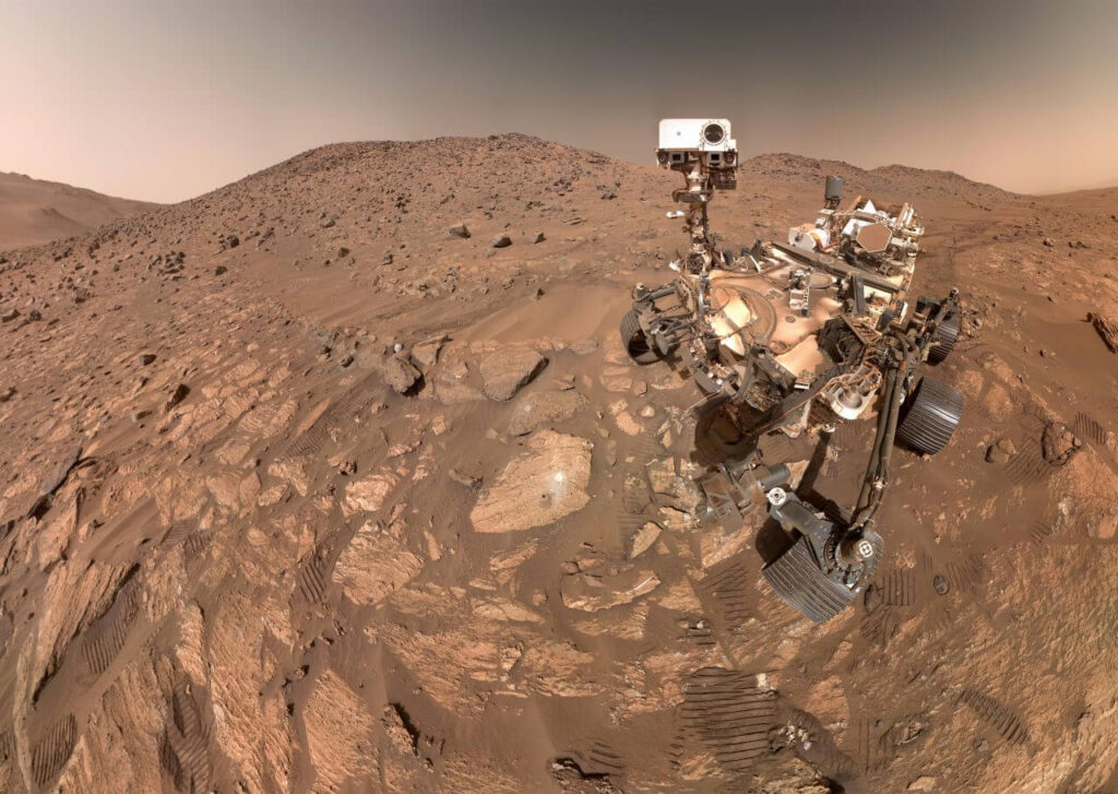 2024年7月に公開されたNASAの火星探査車「Perseverance」のセルフィー。画像中央付近の地表に今回分析された岩石「Cheyava Falls（チェヤバ・フォールズ）」が写っている（Credit: NASA/JPL-Caltech/MSSS）