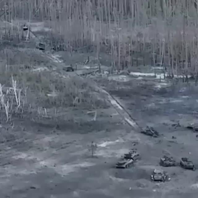 ロシア軍の列の壮大な映像と人材が倒されます。