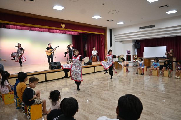 手作りカホン　演奏楽しむ那覇・大嶺自治会館　ペルー打楽器、子どもら体験　アルベルト城間さんら交流