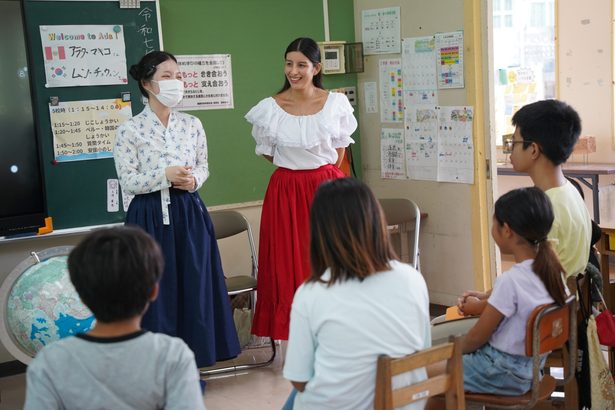 ペルーと韓国を紹介　国際交流員、北部２小で授業
