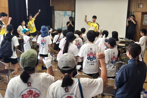 泡瀬で「ごみ拾い勝負」　コラソン選手と親子らが重量競う　沖縄市