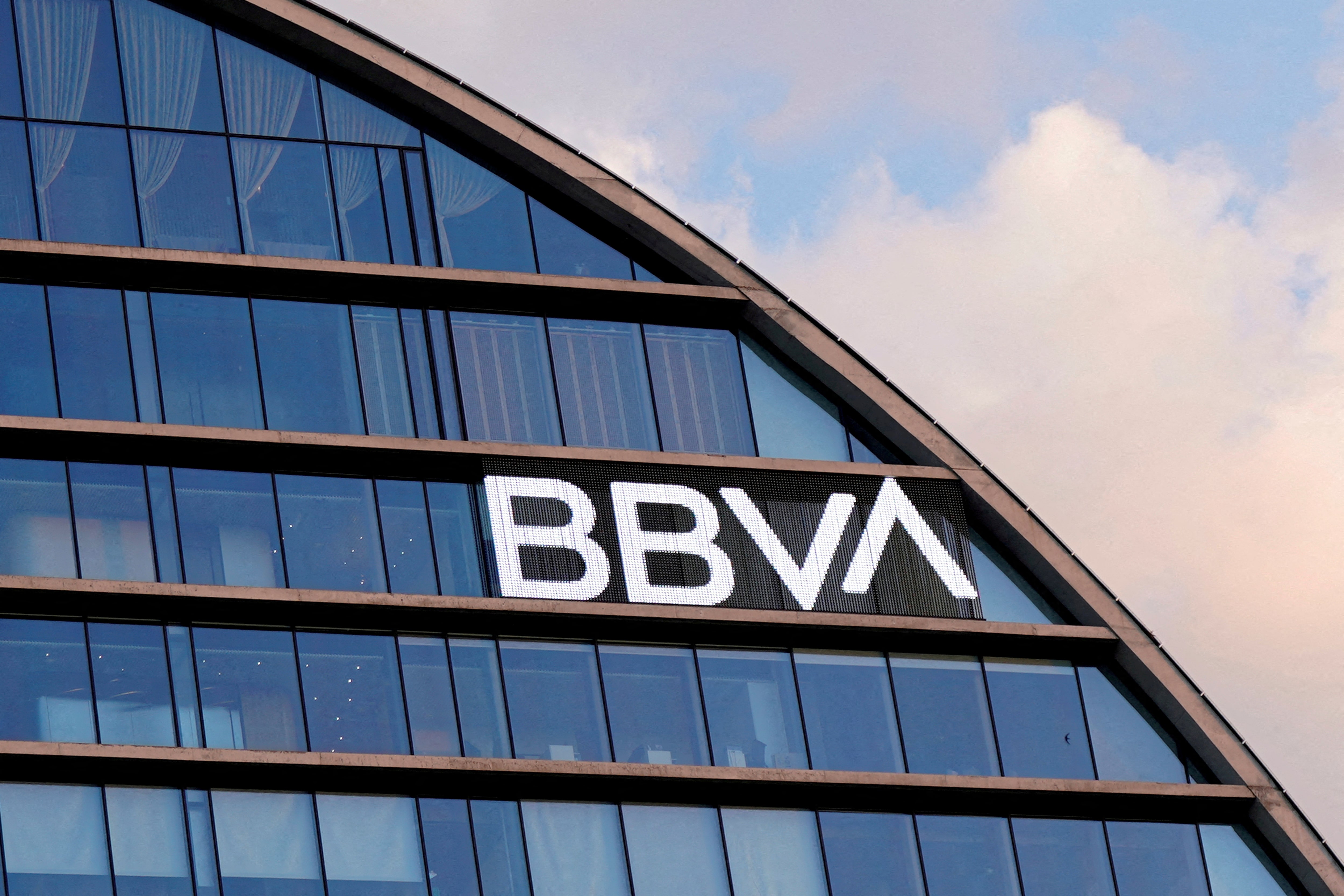 スペイン銀行ＢＢＶＡ、同業サバデルへの敵対的ＴＯＢ開始
