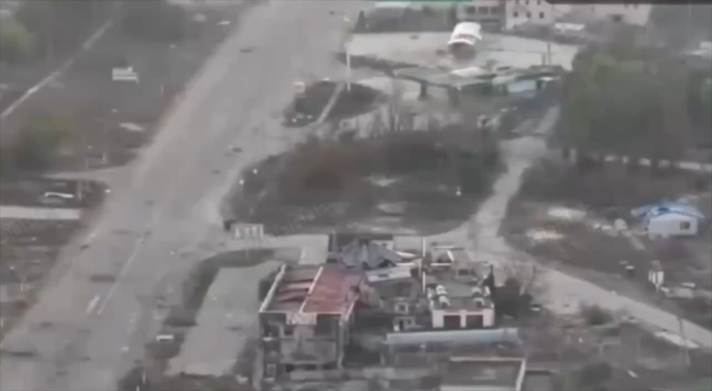 ロシアのUAZ「ブハンカ」のドローン映像は、ウクライナのUAVによって配置された電子磁気ヒューズをいくつかの鉱山で引き起こします。