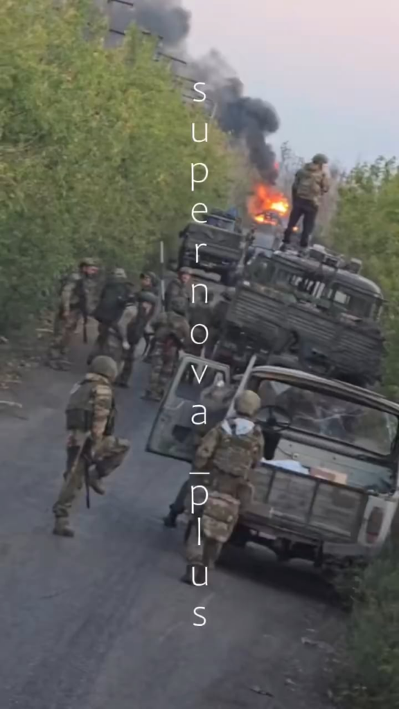 ロシアの兵士は、リード車両がウクライナのFPVクワッドに攻撃された後に補給柱を止めます。 zaporizhzhia oblast。
