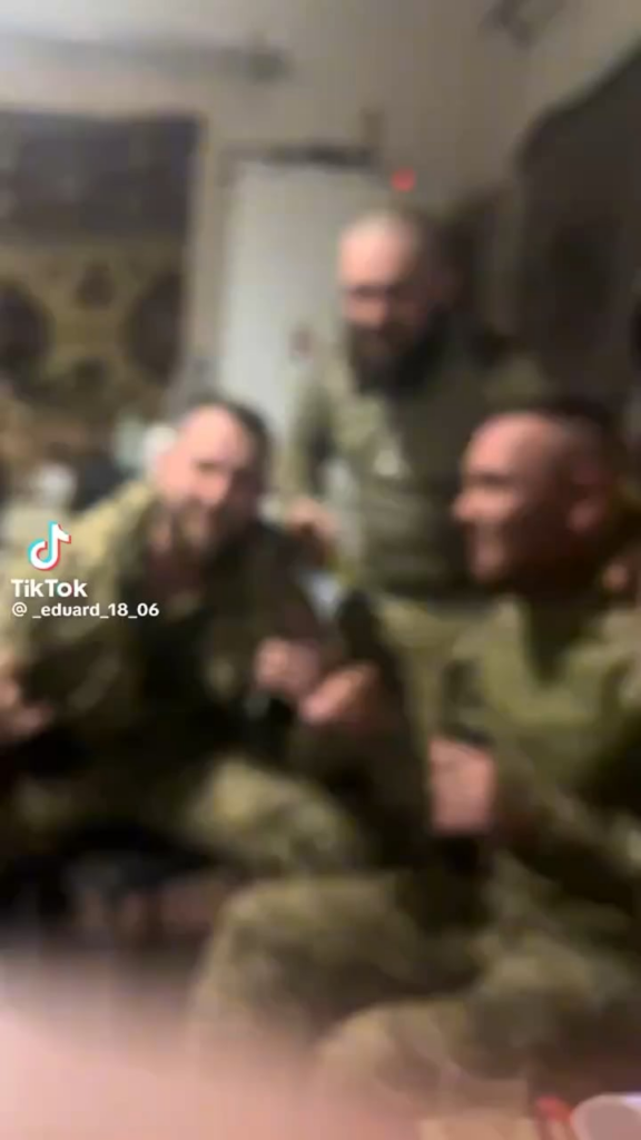 フロントラインで歌うウクライナの兵士