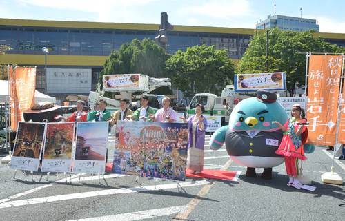 おもてなしの心を表すポーズを取り岩手県への来訪を呼びかける関係者＝６日、盛岡市