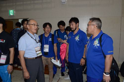 レスリング会場を視察する八戸市の佐々木郁夫副市長（左）ら＝２９日、栗東市民体育館