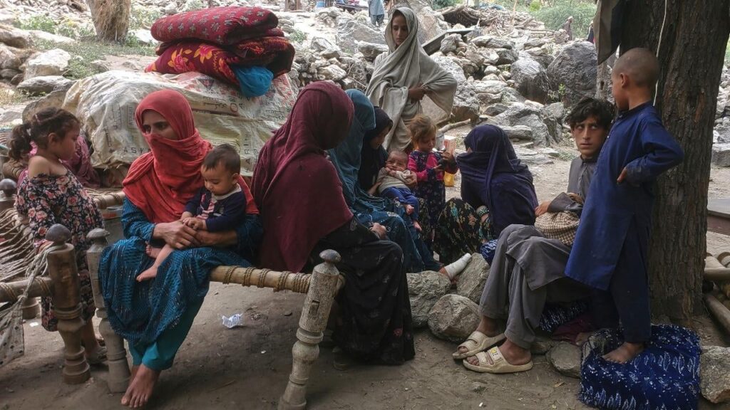 タリバンの「男性との皮膚の接触」のルールは、地震の瓦rubの下にあるアフガニスタンの女性​​を去る