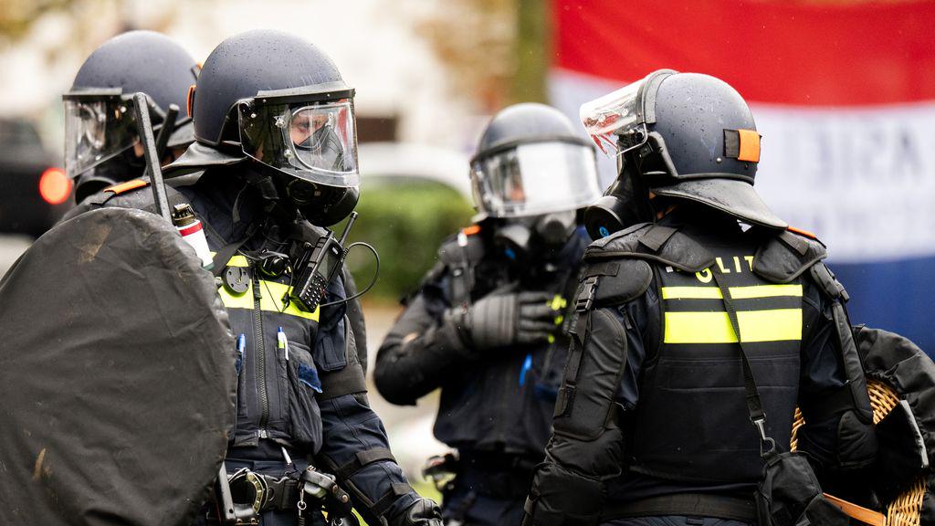 警察組合はハーグの暴動の後、私のためにより多くの武器を望んでいます