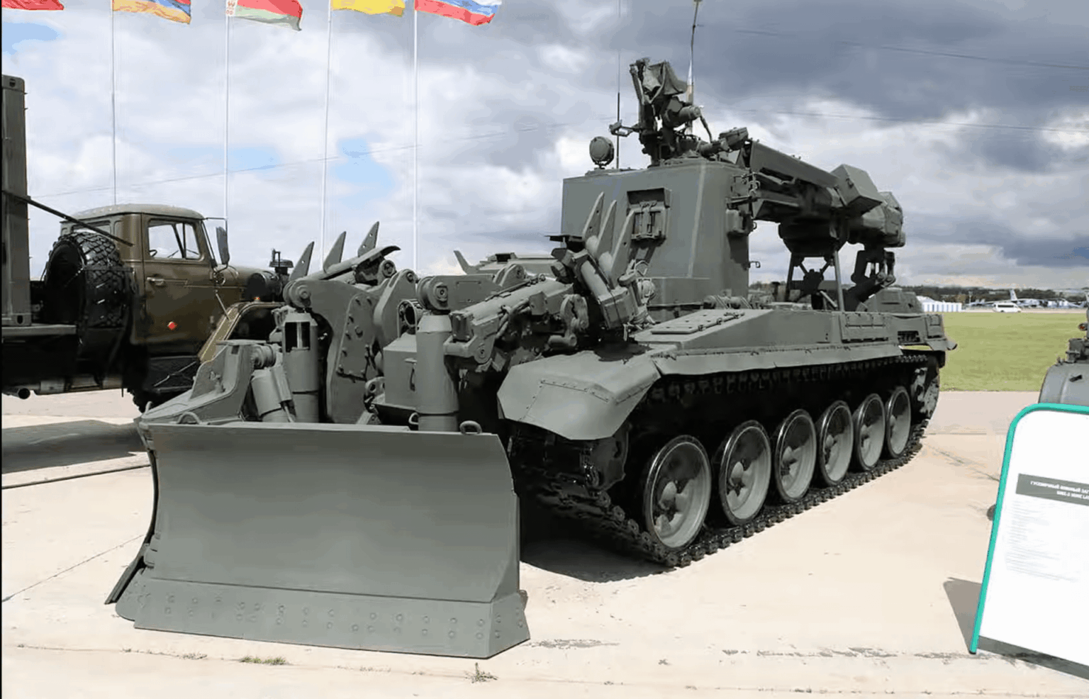 ウクライナは、まれなストライキでロシアの「トラック上のタート」エンジニアリング車両を破壊します、と軍は言います