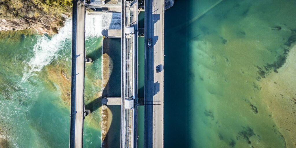 入浴よりも悪い、水力発電は永遠の譲歩によってブロックされています：数十億の民間利益、ゼロの公共の入札、100年の延長