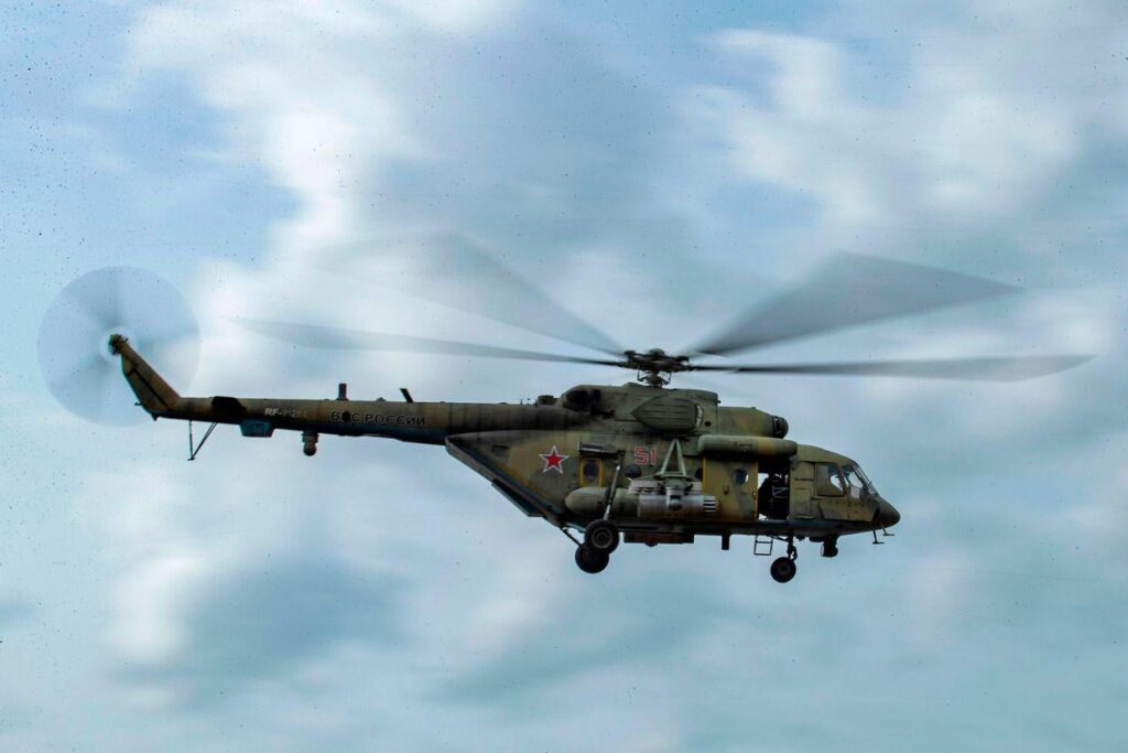 ウクライナは、2つのロシアのMI-8ヘリコプターを破壊し、占領されたクリミアでタグボートを打ったと言います。
