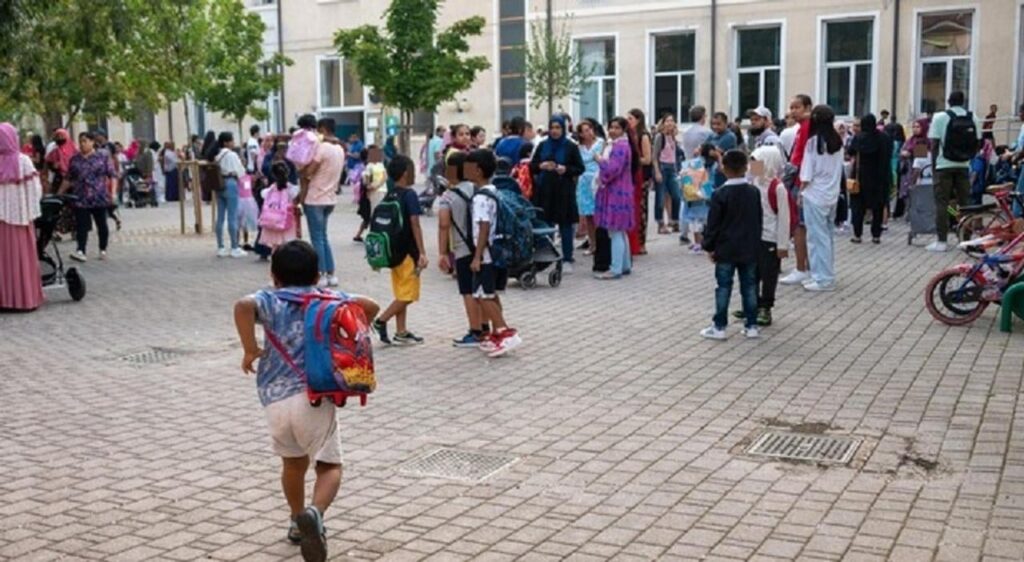 小学校を記録し、61人の子供が登録し、イタリア語のみ：メストレの「スキップ」
