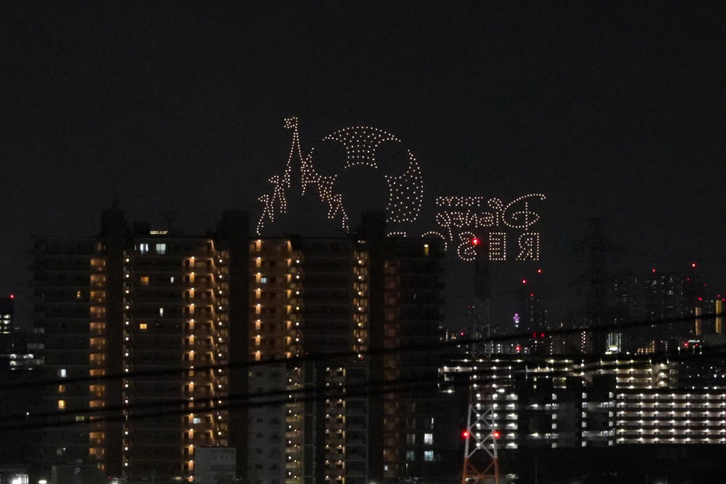 「東京ディズニーリゾート®・スペシャルドローンショー“マジック・イン・ジ・エア”」と夜景の画像
