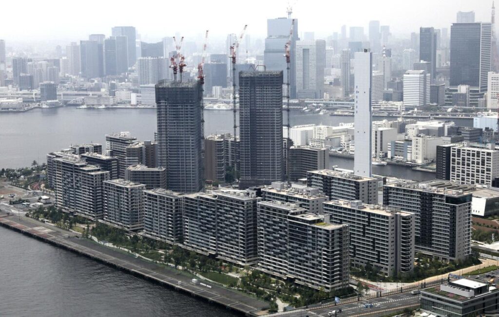 カオスと化す“外国人マンション” 共用部で大声＆カップ麺、ある部屋は中華レストラン、違法民泊…のやりたい放題【政府に求められる非居住外国人の不動産購入への規制導入】