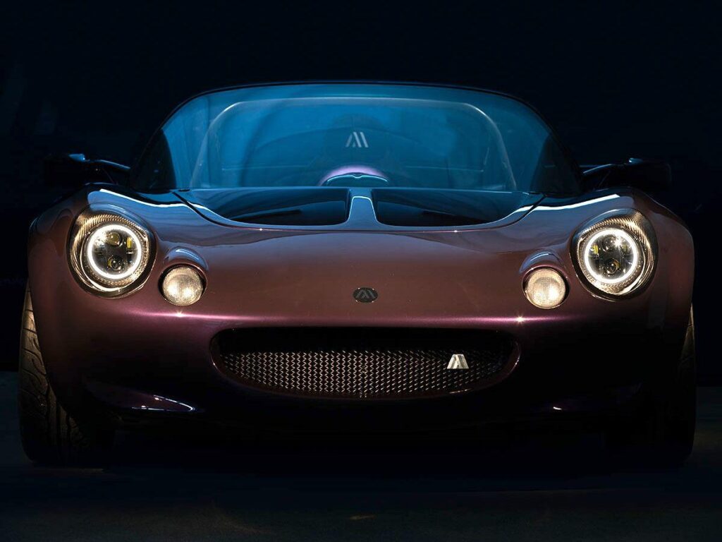 ただ走るためだけに！ 車重600kgで250馬力超！【限定35台】初代エリーゼをリ・クリエイトした「アナログ・オートモビル」とは何者なのか？