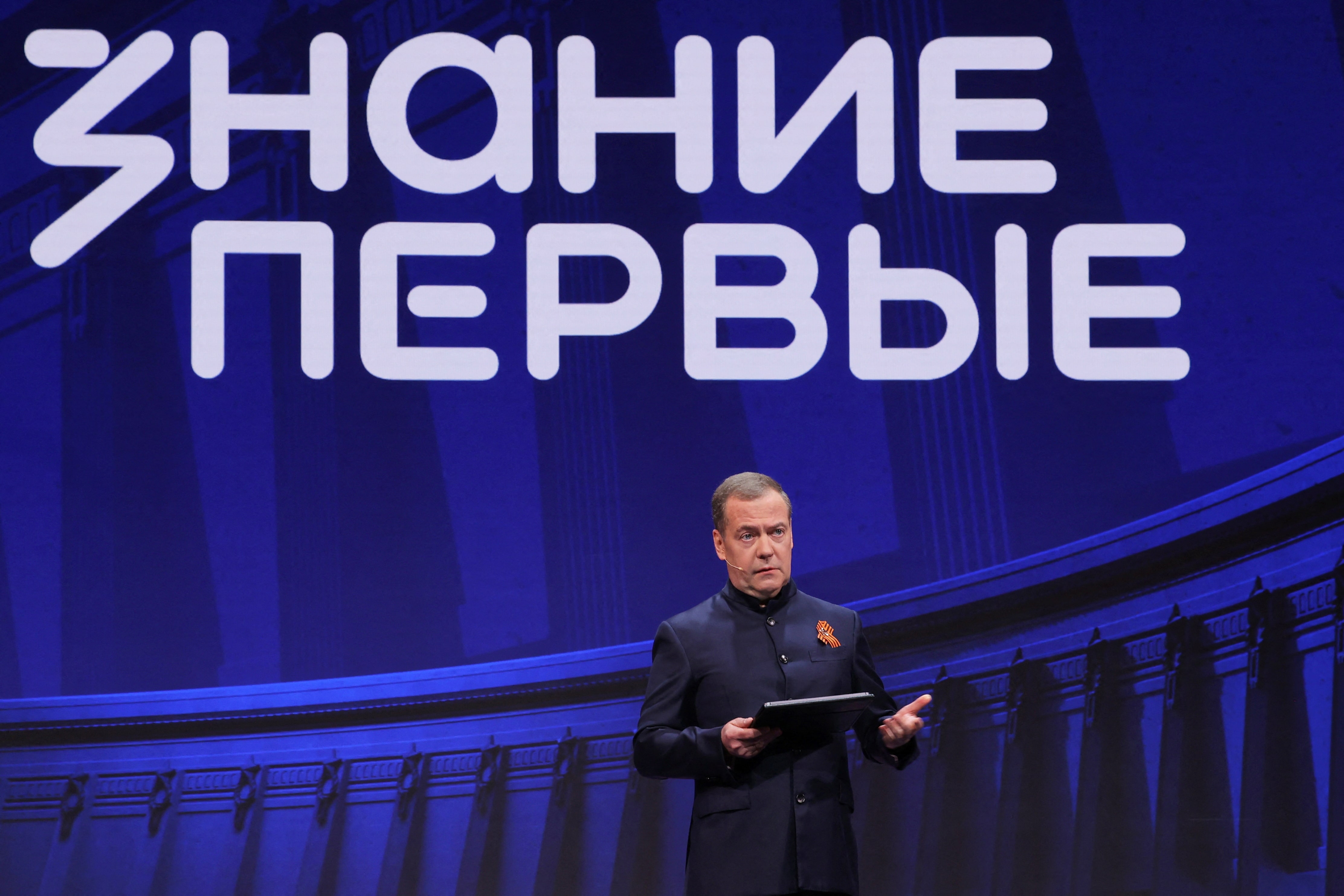 ロシアの26年予算案は「戦時予算」、社会保障費の確保重要＝前大統領